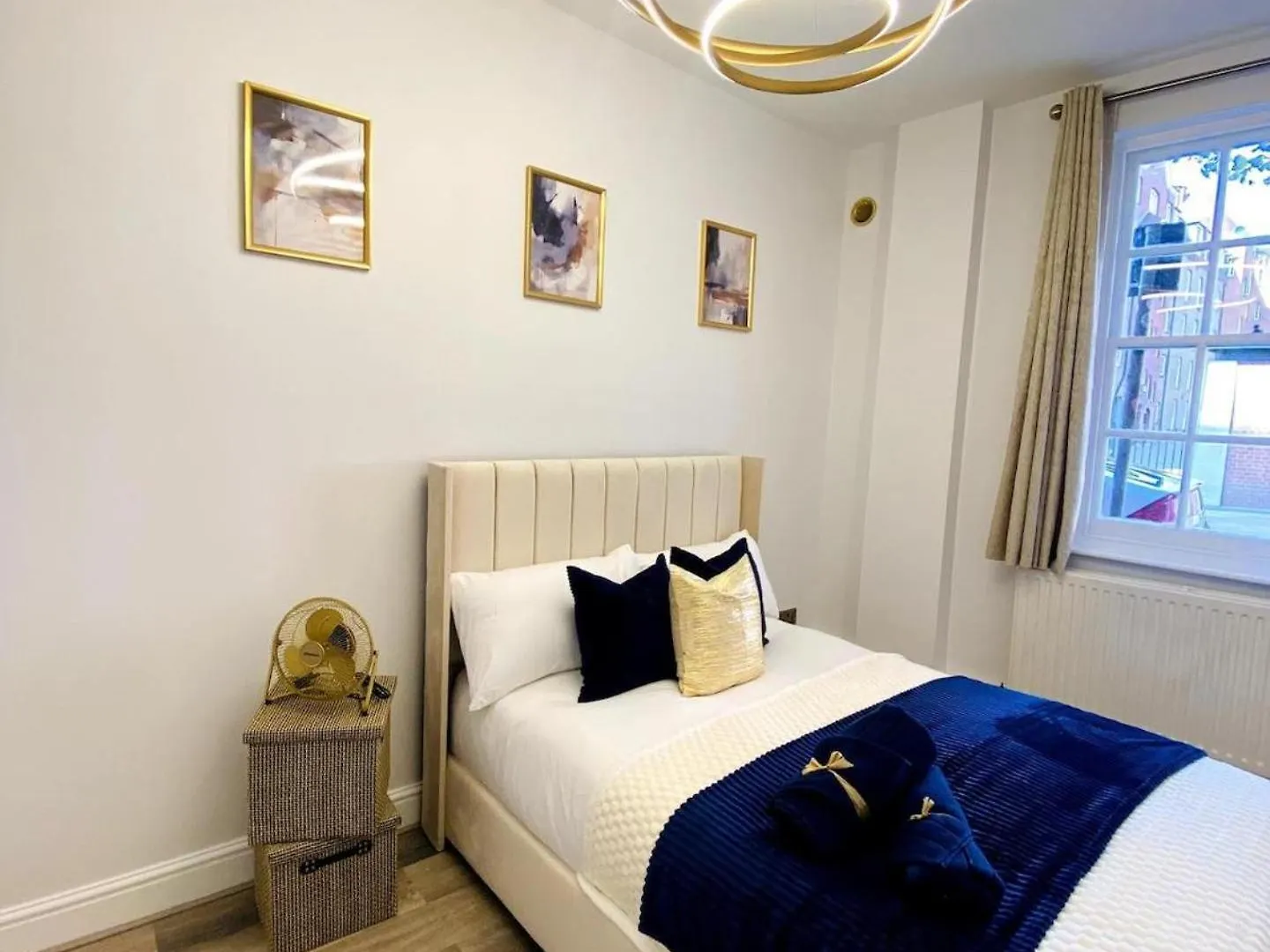 Inviting 3-Bed Apartment In Лондон