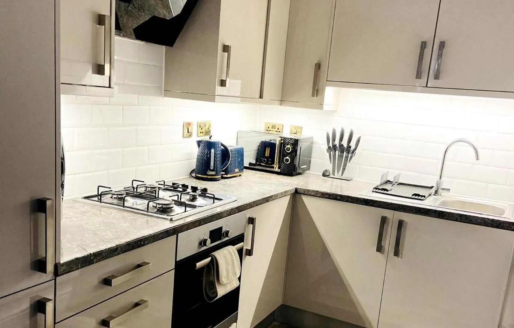 Inviting 3-Bed Apartment In Лондон