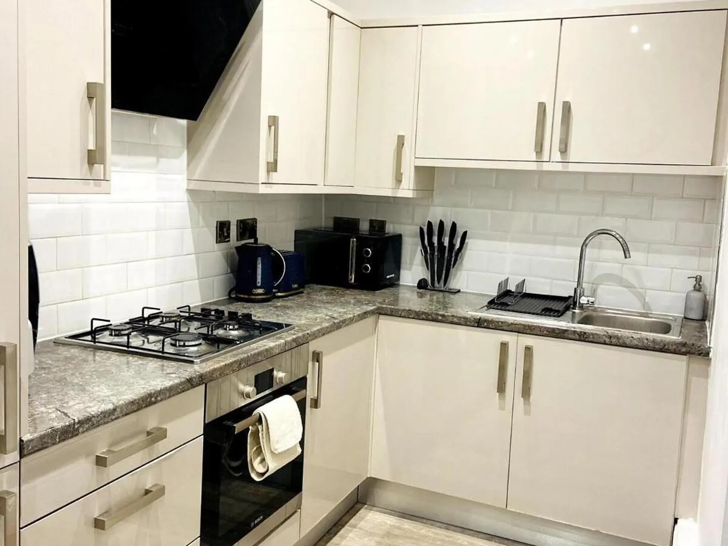 Inviting 3-Bed Apartment In Лондон