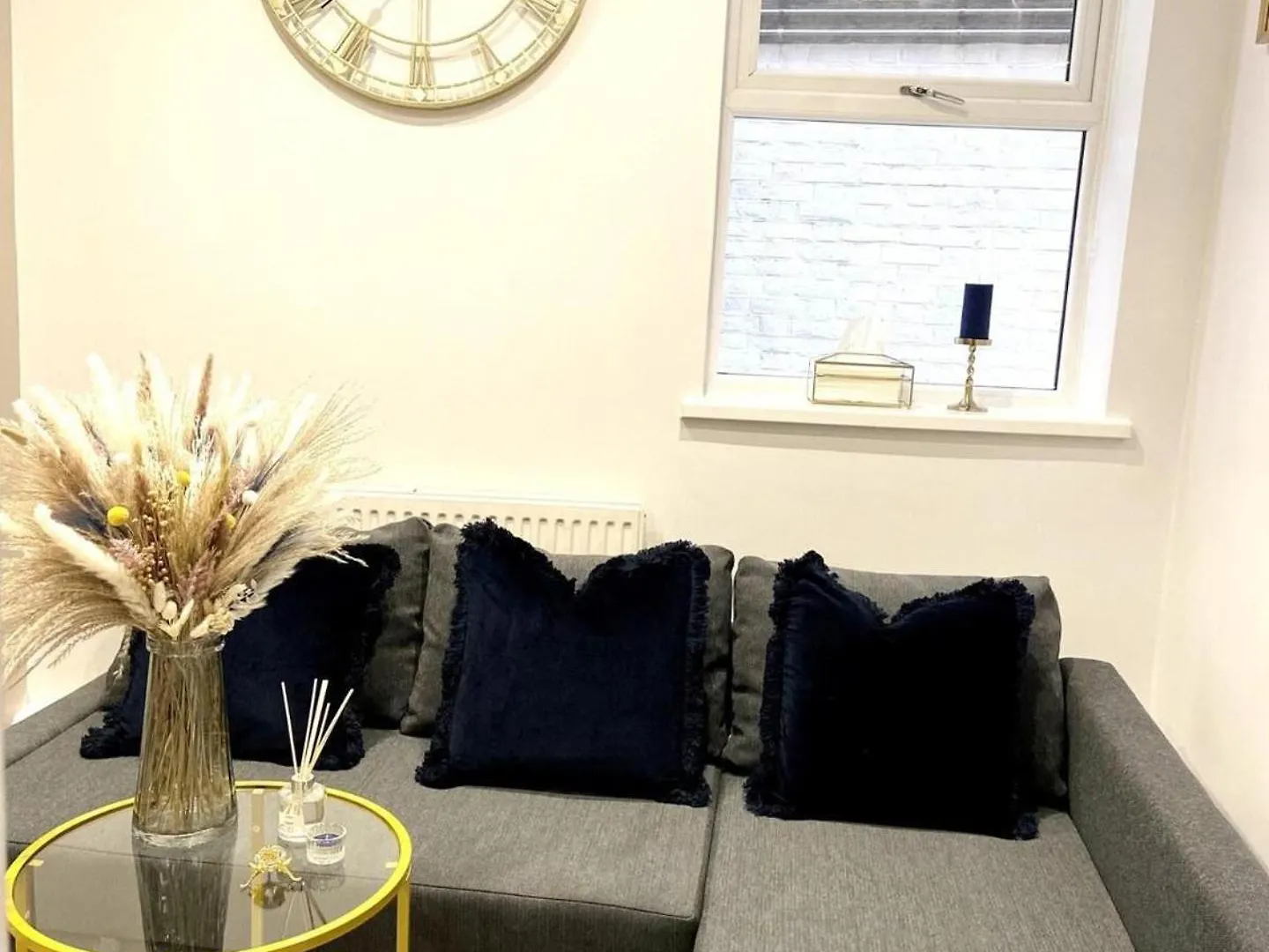 Inviting 3-Bed Apartment In Лондон